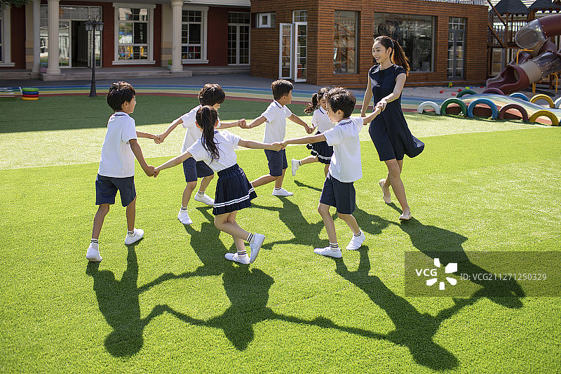 幼儿园老师和学生在操场上玩耍图片素材