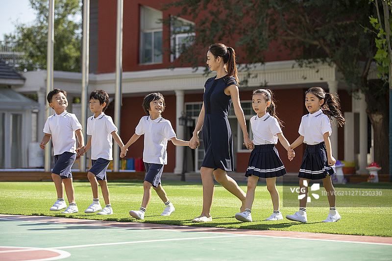 幼儿园老师和学生在操场上图片素材