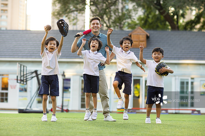 老师教孩子玩棒球图片素材
