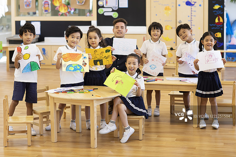 孩子们在教室上美术课图片素材