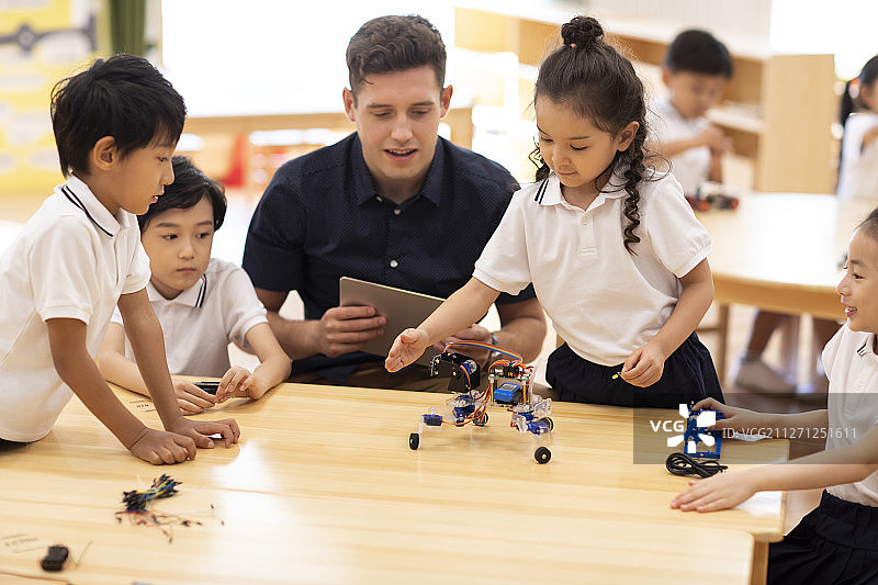 孩子们在教室学习编码图片素材