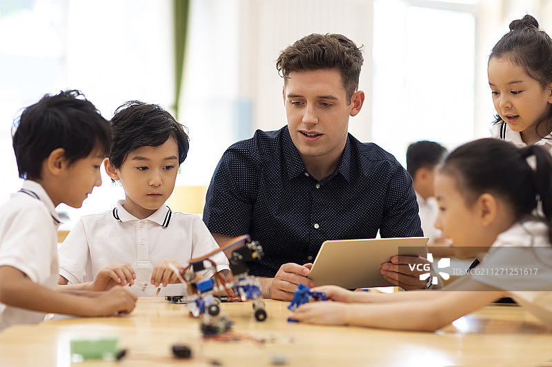 孩子们在教室学习编码图片素材