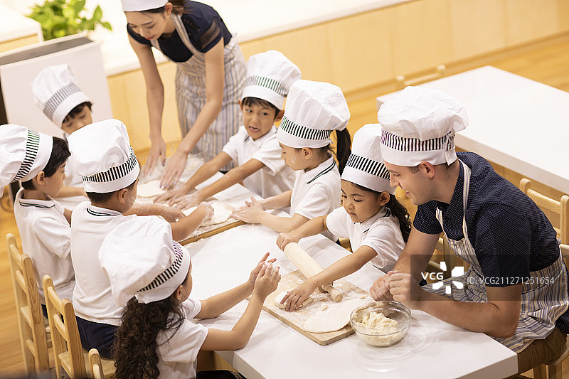 孩子们在教室上烹饪课图片素材