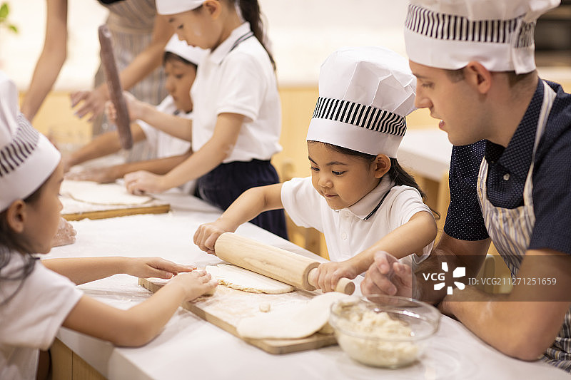 孩子们在教室上烹饪课图片素材