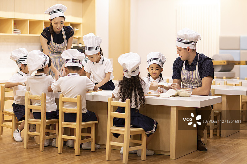 孩子们在教室上烹饪课图片素材