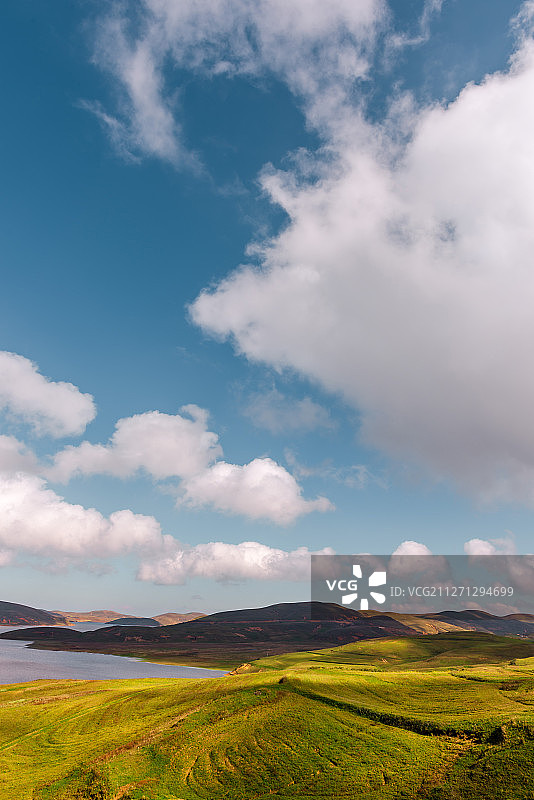 蓝天白云下的云南昭通大山包草原风光图片素材