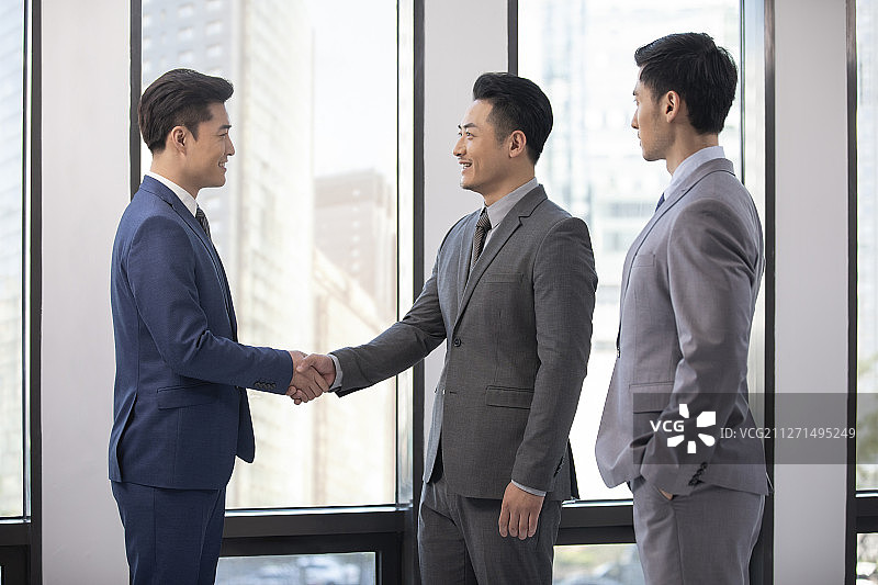 成功商务男士握手图片素材