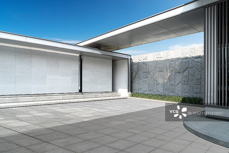 空旷地面和现代化建筑背景图片素材