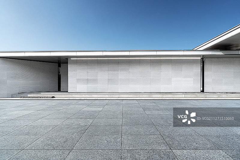 空旷地面和现代化建筑背景图片素材