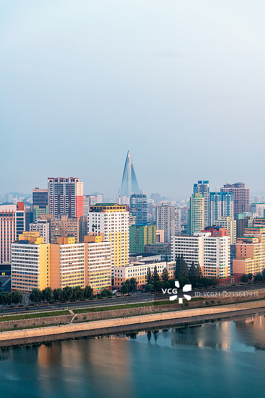 朝鲜柳京饭店与西平壤城市天际线高视角图片素材