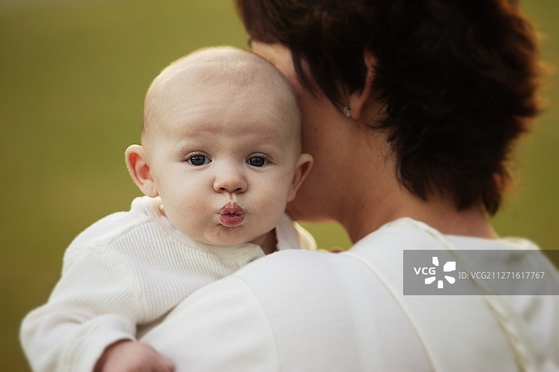 母亲拥抱婴儿图片素材