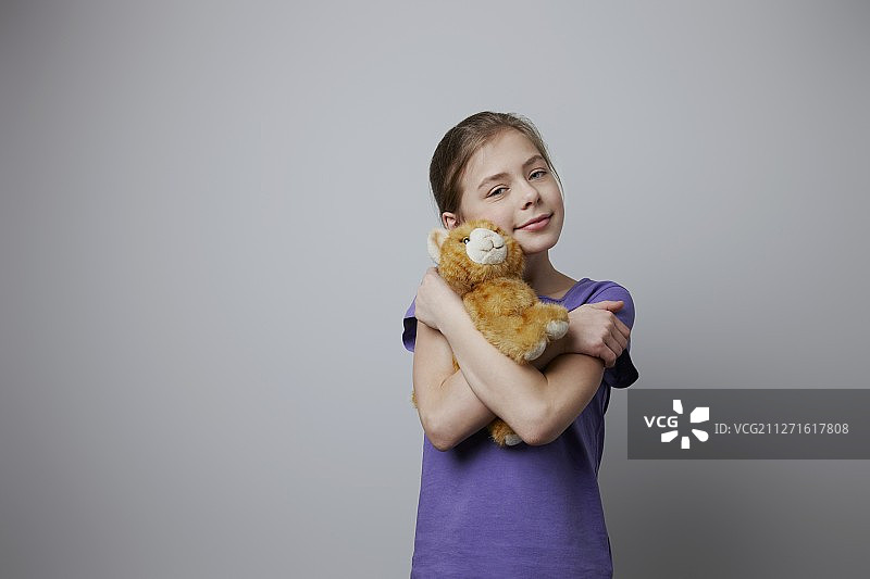 手抱泰迪熊的女孩（10-12岁）摄影棚照片图片素材