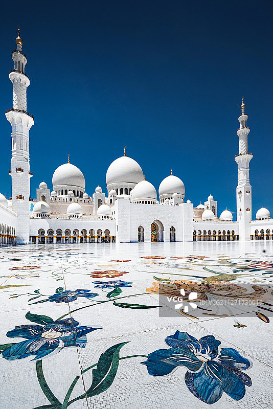 阿联酋阿布扎比谢赫扎耶德大清真寺白天全景拍摄图片素材