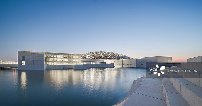 阿拉伯联合酋长国阿布扎比卢浮宫全景夜景图片素材