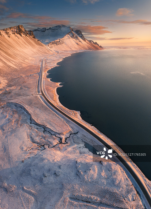 冰岛夕阳下的温暖与孤独图片素材