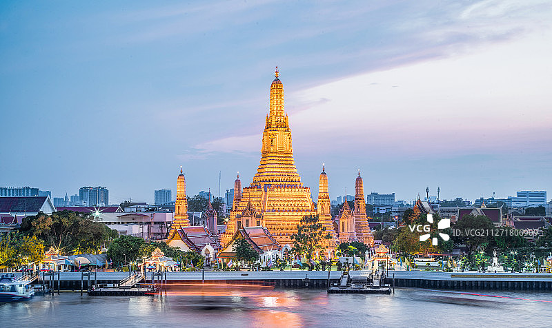 泰国曼谷湄南河郑王庙河流和游船图片素材