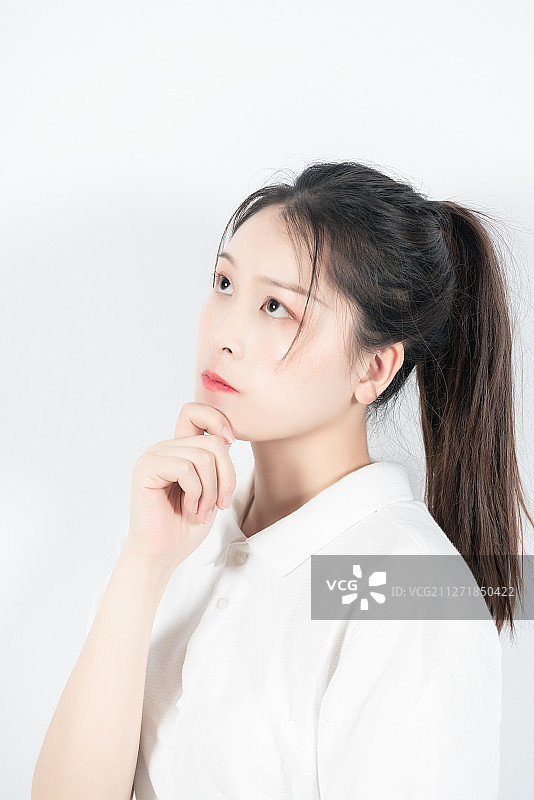 思考问题的女孩图片素材