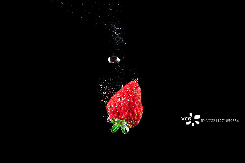 草莓掉入水里图片素材