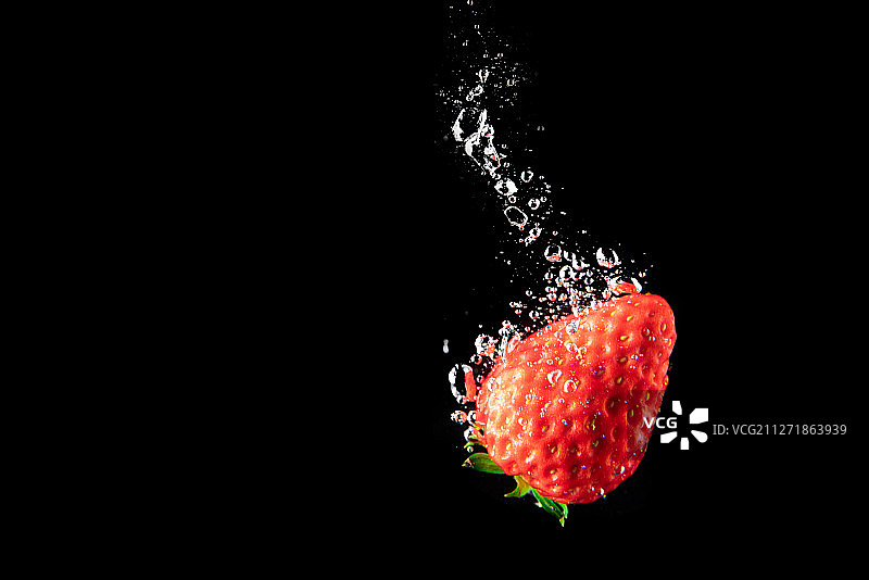 草莓掉入水里图片素材