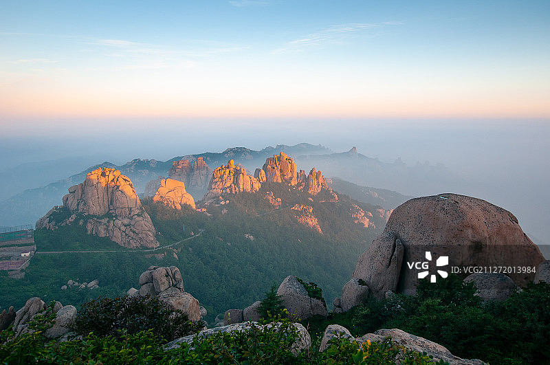 崂山日照金山图片素材