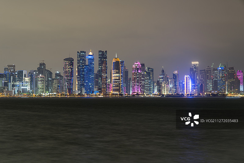中东卡塔尔多哈天际线夜景图片素材