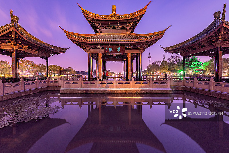 黎明时分，南通濠河边中式风格的五连亭倒影图片素材