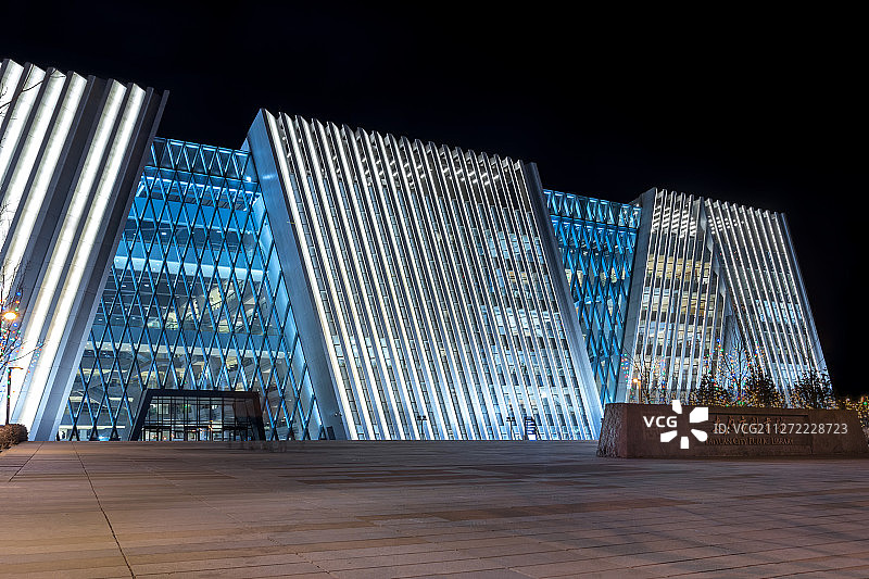 中国山西省太原市汾河公园太原市图书馆建筑夜景景观图片素材