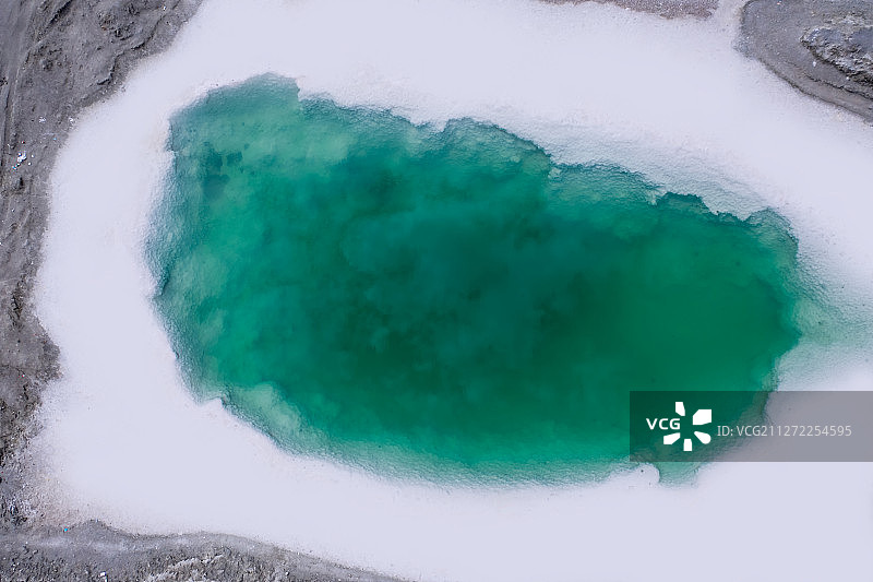 青海省海西大柴旦翡翠湖局部特写图片素材