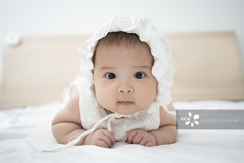 可爱的宝宝趴在床上图片素材