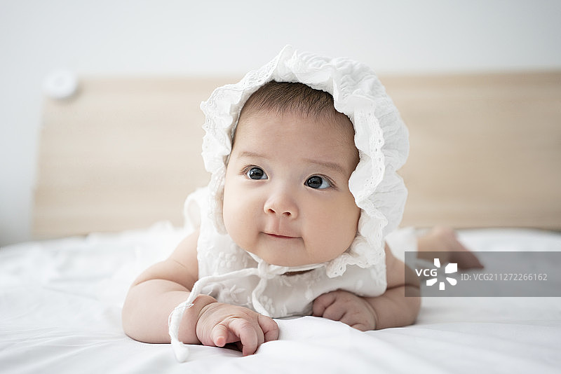 可爱的宝宝趴在床上图片素材