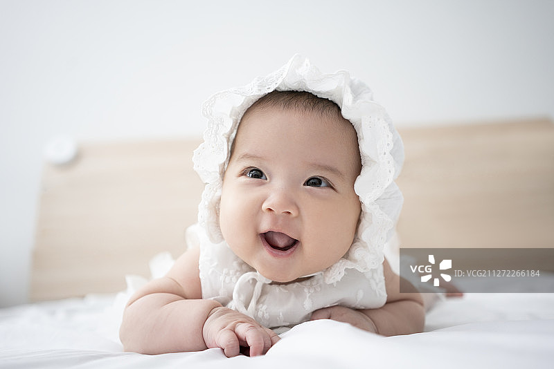 可爱的宝宝趴在床上图片素材