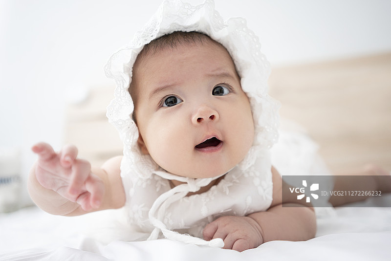 可爱的宝宝趴在床上图片素材