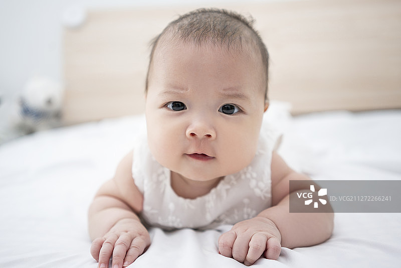 可爱的宝宝趴在床上图片素材