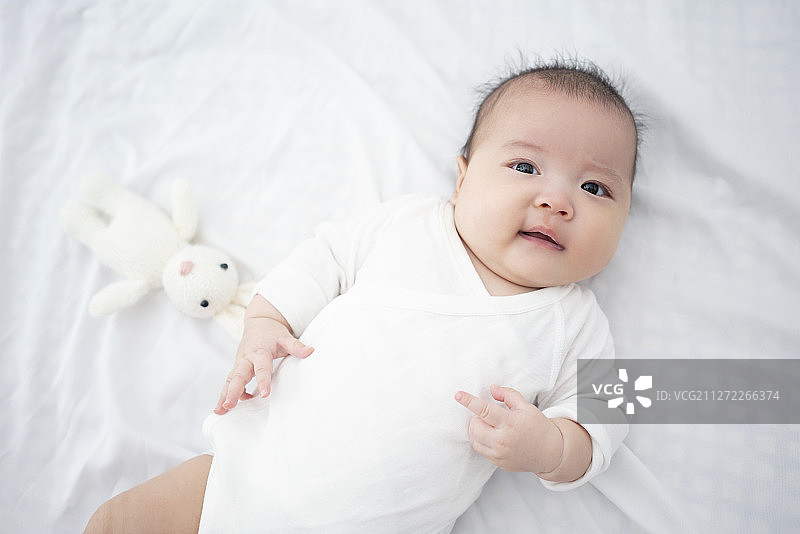 可爱的宝宝躺在床上图片素材