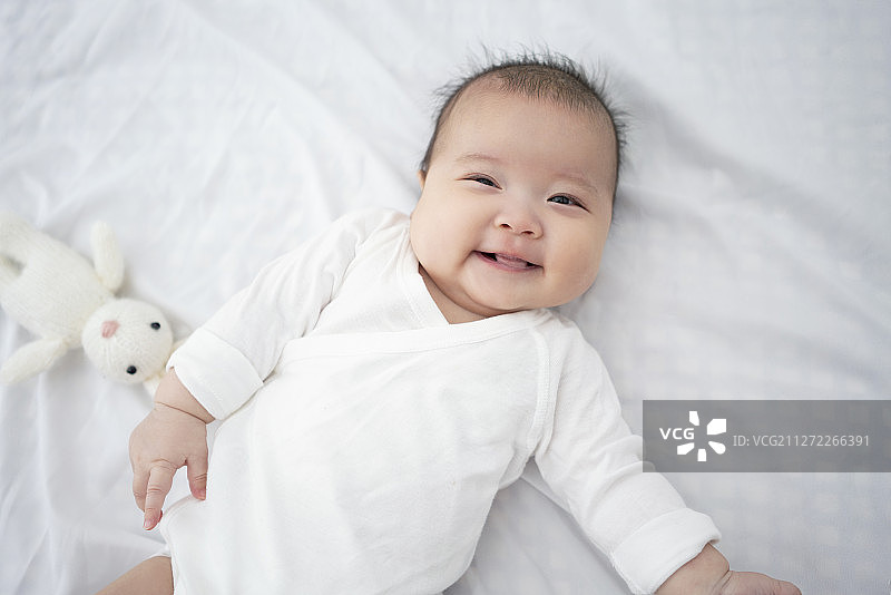 可爱的宝宝躺在床上图片素材