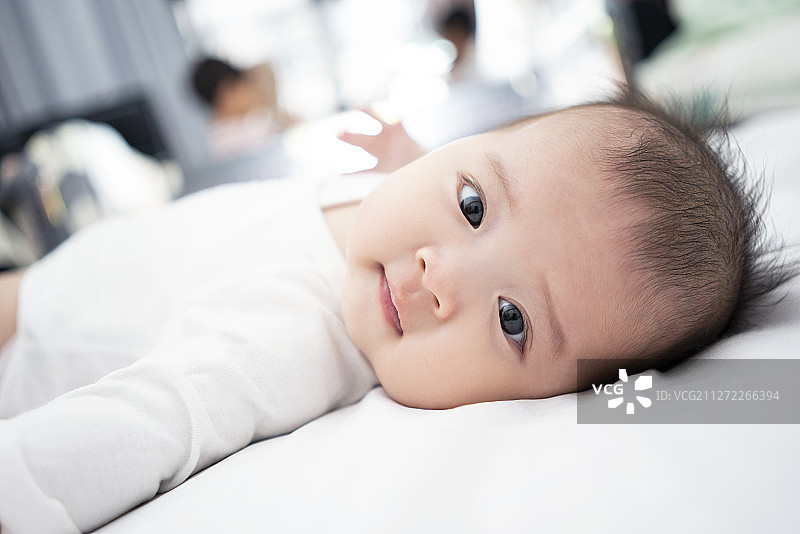 可爱的宝宝躺在床上图片素材