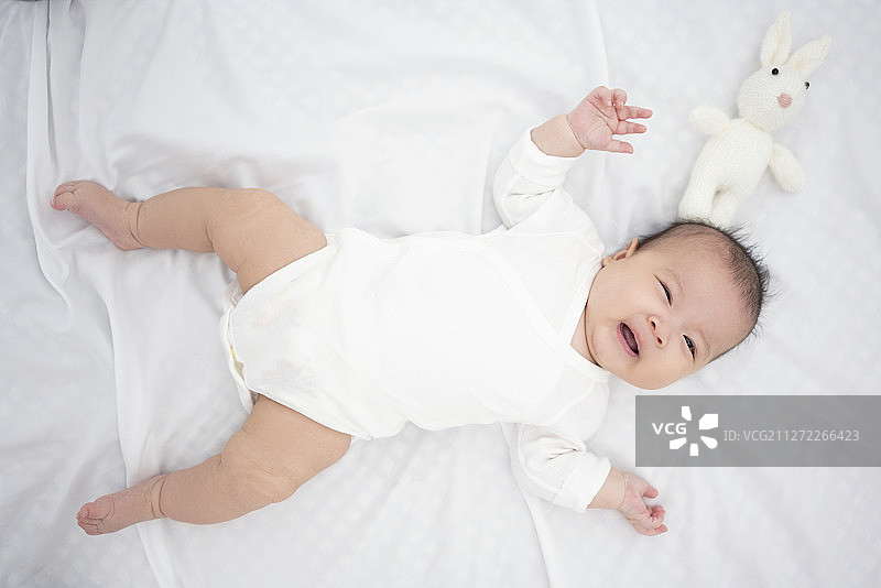 可爱的宝宝躺在床上图片素材