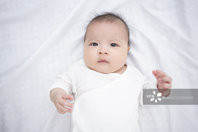 年轻的妈妈抱着宝宝图片素材