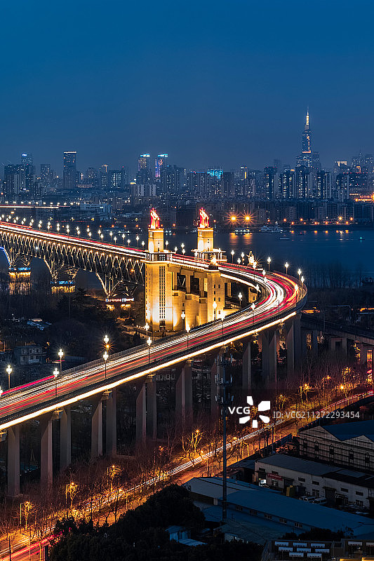 中国江苏省南京市南京长江大桥紫峰大厦城市天际线夜景俯瞰图片素材