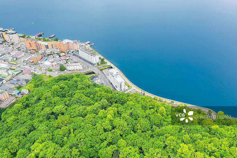 日本北海道洞爷湖畔温泉小镇户外风光航拍视角图片素材
