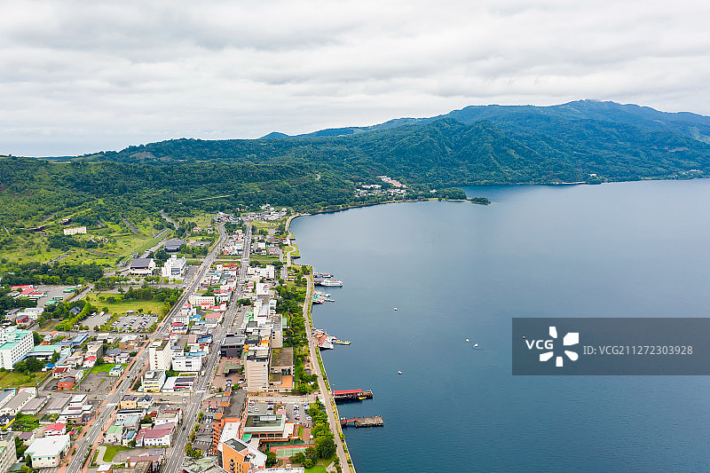 日本北海道洞爷湖畔温泉小镇户外风光航拍视角图片素材