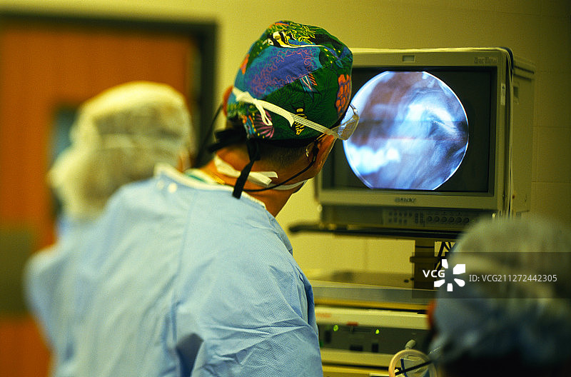 外科医生使用内窥镜图片素材