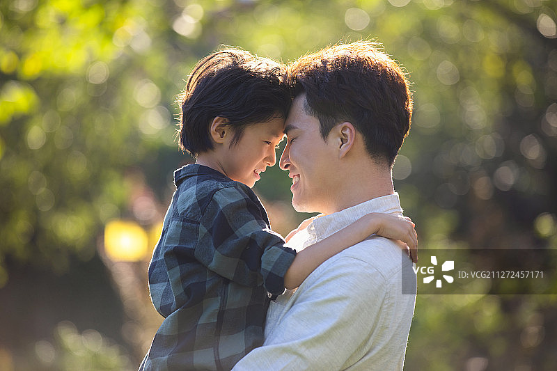 快乐父子俩在公园共享美好时光图片素材