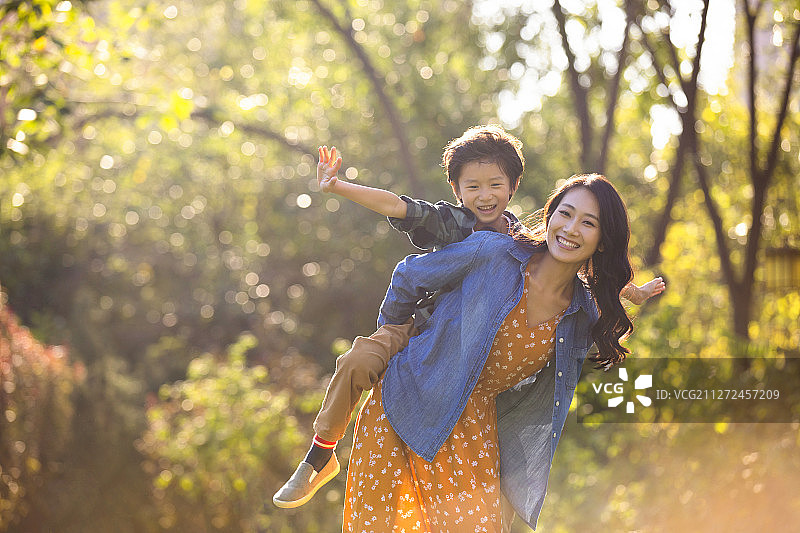 快乐母子俩在公园玩耍图片素材