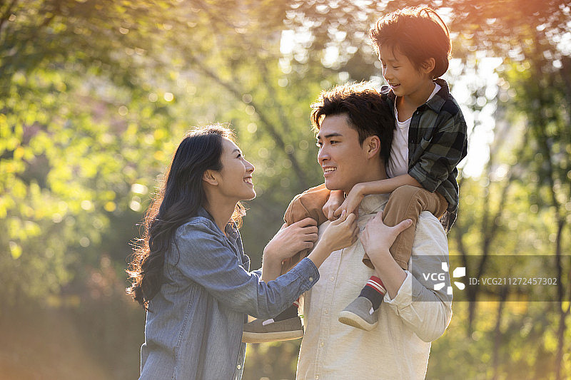 快乐的年轻家庭在公园共享美好时光图片素材