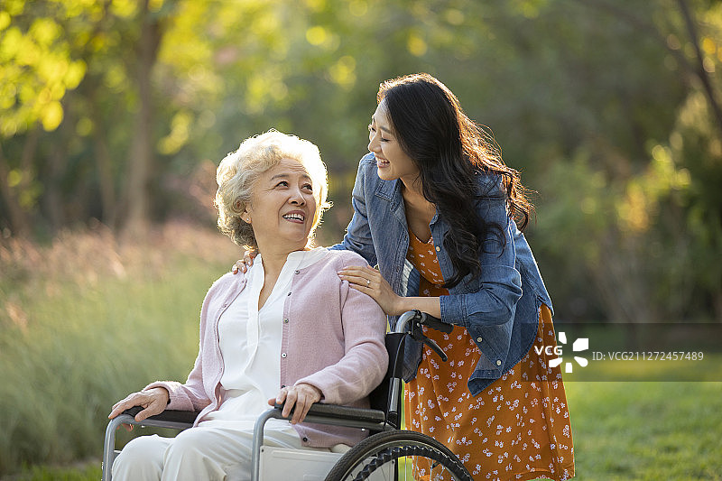 快乐的母女俩在公园聊天图片素材