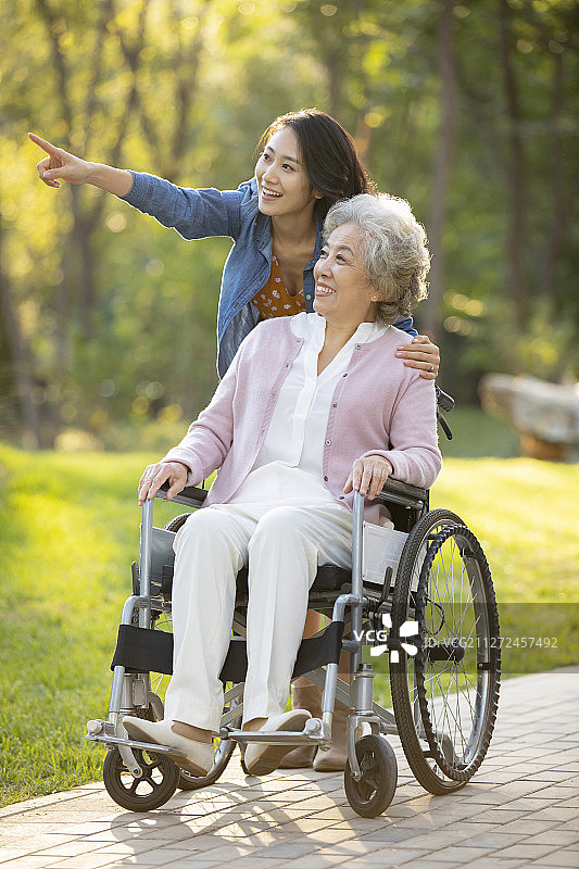 快乐的母女俩在公园聊天图片素材