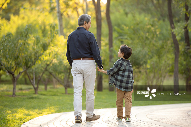 快乐的祖孙俩在公园一起散步图片素材