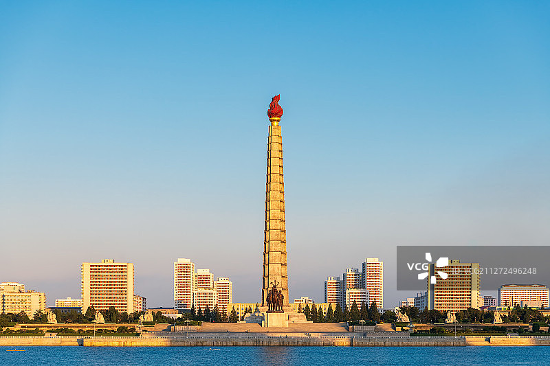 朝鲜平壤主体思想塔黄昏日落风光图片素材