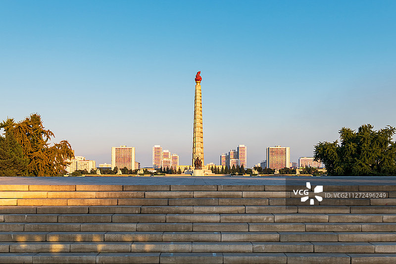 朝鲜平壤主体思想塔黄昏日落风光图片素材